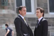 Agent Peter Burke (Tim DeKay, li.) und Neal (Matt Bomer) untersuchen einen Kunstraub, bei dem Neals frühere Vorgehensweise äußerst raffiniert kopiert wurde.