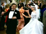 Lt. Columbo (Peter Falk) und die Braut seines Neffen, Melissa (Joanna Going), amüsieren sich prächtig auf der Tanzfläche.