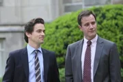 v.li.: Neal (Matt Bomer) und Agent Peter Burke (Tim DeKay) untersuchen einen Kunstraub, bei dem Neals frühere Vorgehensweise äußerst raffiniert kopiert wurde.