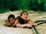 Jana (Portia Dawson, re.) und Ixion (Christopher Saunoa) sind auf ihrer Reise nach Calydon in Treibsand geraten. Ob Hercules sie befreien kann?
