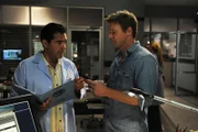 Carlos (Carlos Gímez, l.) informiert Jim (Matt Passmore) über seine ersten Ermittlungsergebnisse im Mordfall Tony Acosta.