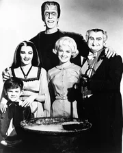 V.l.: Eddie Munster (Butch Patrick), Lily Munster (Yvonne De Carlo), Herman Munster (Fred Gwynne), Marilyn Munster (Pat Priest), Grandpa (Al Lewis)
