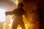 Kelly Severide (Taylor Kinney) und das Team der 51 wird zu einem Brand in einem Restaurant gerufen, wo mehrere Leute in einem Tresor gefangen sind.