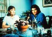 Jonathan (Michael Landon, r.) gibt sich bei Arthurs Mutter (Carrie Snodgress, l.) als Freund ihres tödlich verunglückten Mannes aus.