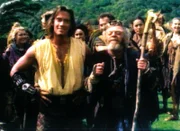 Hercules (Kevin Sorbo, li.) führt eine Gruppe von Kriegsflüchtlingen nach Calydon. Ein Seher (Norman Forsey) hat sich ihnen angeschlossen und sagt böse Dinge voraus.