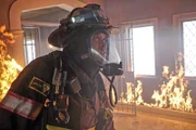 Joe Cruz (Joe Minoso) und das Team der 51 wird zu einem Brand in einem Restaurant gerufen, wo mehrere Leute in einem Tresor gefangen sind.