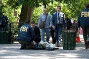 L-R: Neal Caffrey (Matthew Bomer), Mozzie (Willie Garson) und Neal Caffrey (Matthew Bomer)