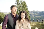 Martin (Hans Sigl, l.) fährt zur Berghütte, um sich mit Lena (Pia Baresch, r.) auszusprechen.