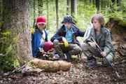 Jale (Ava Sophie Richter, li.), Timo (Malon Stahlhut, Mitte) und Jonas (Linas Mahncke, re.) machen einen grausigen Fund im Wald...
