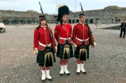 Die Kreuzfahrt-Passagiere Ina und Rodrigo verwandeln sich in der Zitadelle von Halifax mit Hilfe historischer Kostüme in "Soldiers for one day" und dürfen die Verteidigung der Stadt nachspielen.