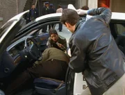 Jordan (Jill Hennessy) untersucht die Ermordung eines Taxifahrers und trifft am Tatort den ermittelnden Polizeibeamten Winslow (D.W. Moffett).