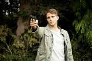 Felix (Merlin Rose) verliert im Vollrausch die Kontrolle und greift zu Richards Waffe.