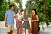 Im Bild: Hanna Liebhold (Barbara Wussow, r.) heißt Sören (Andreas Elsholz, l.), Marie (Denise Zich, 2. v. l.) und Bella (Valerie Huber, 2.v.r.) auf den Malediven willkommen.