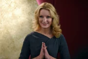 Moni (Monika Gruber) demonstriert die beste Namaste-Haltung.