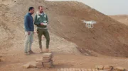 Zwei Männer lassen eine Drohne fliegen