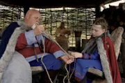 König Sigurd (Johnny McGuinness) zeigt seiner Tochter Gudrun (Sophie Ryder) die richtige Technik für haltbare Knoten.
