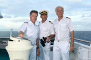 Gespannt warten Kapitän Burger (Sascha Hehn, M.), Dr. Sander (Nick Wilder, l.) und Oskar Schifferle (Harald Schmidt, r.) auf die Ankunft ihrer neuen Kollegin.