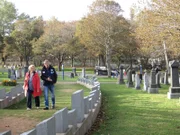 Kreuzfahrtdirektorin Manuela Bzdega und Entertainment Manager Rainer Groeber besuchen in Halifax, Kanada, den Friedhof mit den Gräbern der Opfer des Untergangs der Titanic.