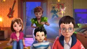 Peter Pan schaut mit Wendy, Michael, John und Tinker Bell fasziniert einen Film im Fernsehen an.
