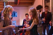 Scarlett (Franziska Brandmeier, r.) hat Streit mit ihrer besten Freundin Bianca (Sinja Diek), die ohne zu fragen Scarletts Kleid auf ihrer eigenen Party trägt.