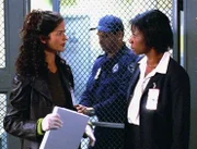 Mit Hilfe der Haftleiterin (Darstellerin unbekannt, r.) führt Jordan (Jill Hennessy) an allen Häftlingen einen DNA-Test durch. Einer von ihnen muss der Mörder sein!