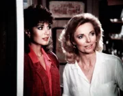 Die Detektivin Tracy (Stephanie Kramer, li.) und ihre Kollegin Jane sind von Mrs. Ramsdale (Joan Freeman), der Ehefrau eines Geschäftsmannes, engagiert worden.