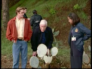 Dr. Mark Sloan (Dick Van Dyke, M.), Steve (Barry Van Dyke, l.) und Amanda (Victoria Rowell, r.) ermitteln im Fall der ermordeten Mary. Mark glaubt, endlich eine heiße Spur zu haben.