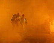 "Station 19", "Folge 27." Um ihren Kollegen in Los Angeles bei den Waldbränden zu helfen, macht sich die Mannschaft von Station 19 auf den Weg. Für alle ist es eine völlig neue Situation. Nach einer kurzen Einschulung vor Ort werden sie schon in den Einsatz geschickt. Sie sollen in einer Siedlung helfen, die Bewohner zu evakuieren. Aber schon bald kommt das Feuer gefährlich nahe!