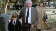 Adam (Jerry Supiran) mit seinem Großvater (Harvey) Harold J. Stone und die Sozialarbeiterin Miss Muncie (Myra Turley) (v.l.n.r.)
