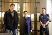 Dr. Gruber (Hans Sigl, l.) steht mit Frau Reinhard (Claudia-Sofie Jelinek, m.), der Gefängnisdirektorin, und einem Vollzugsbeamten vor der Zelle von Jenni Grailing.