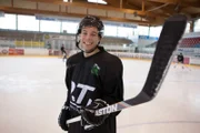Checker Tobi in einer Eishockey-Ausrüstung.
