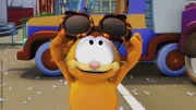 Garfield betrachtet neugierig die Zukunftsbrille.