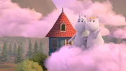 Mumintroll (li.) hat einen schönen Traum. Er schwebt mit Snorkfräulein (re.) auf einer rosa Wolke vor dem Muminhaus.