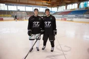 Checker Tobi (rechts) mit Eishockeyspieler Christian Trötzel.