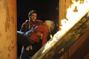 Glück im Unglück: Alexander (Paul Grasshoff, l.) schafft es, Mia (Josephine Schmidt, r.) aus den Flammen zu retten ...