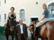 Karl Ravinskis Tochter Irene (Marita Marschall, rechts) nimmt seine neue Frau Cora (Sonja Kirchberger, links) mit auf einen Ausritt.