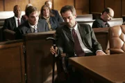 Dr. Gregory House (Hugh Laurie, r.) muss sich mal wieder vor Gericht verantworten. Sein Freund und Kollege Dr. James Wilson (Robert Sean Leonard, 2.v.l.) steht ihm zur Seite.