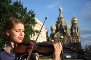 In den Sommermonaten verlagert Violinistin Anna ihr Training nach draußen, um sich an das Spielen vor Publikum zu gewöhnen.