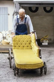 Peter (Peter Lustig) hat ein schönes, altes Sofa geschenkt bekommen. Um es besser transportieren zu können, legt er es auf zwei Achsen mit Rädern.