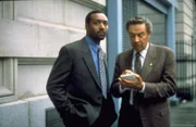 Detective Lennie Briscoe (Jerry Orbach, r.) und sein Kollege Ed Green (Jesse L. Martin, l.) ermitteln in einem neuen Fall ...