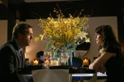 Dr. Allison Cameron (Jennifer Morrison, r.) verlangt von House (Hugh Laurie, l.), dass er sie zu einem Date ausführt. Erst dann will sie ihren Job wieder aufnehmen ...