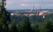 Eine Bewohnerin von Burghausen zeigt uns einen "schiachen Blick auf Burghausen": das Areal der Wacker-Chemie.