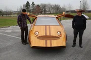 Aaron Kaufman bewundert die hohe Kunstfertigkeit von Isaac Cohens Holzauto.