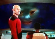 Staffel 2: Nagilum (Earl Boen, M.) hat Kontakt zur Enterprise aufgenommen. Captain Picard (Patrick Stewart, l.) und Haskell (Charles Douglass, r.) versuchen, seine Absichten zu ergründen.