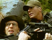 Als das SG-1 Team durch das Sternentor tritt, finden sie sich inmitten einer Schlacht wieder. Eine Truppe SG-Soldaten kämpft gegen eine Jaffa-Armee. (Foto: Michael Shanks,li./Richard Dean Anderson,re.), RTL II, USA, William Gereghty, RTL II.
