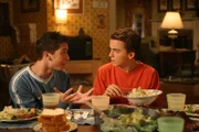 Reese (Justin Berfield, l.) vertraut seinem Bruder Malcolm (Frankie Muniz, r.) sein chaotisches Liebesleben an ...