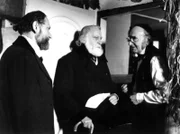Begleitet von Havermann (Robert Zimmerling, links) leiht sich Kammerrat von Rambow (Max Grothusen) beim alten Moses (Rudolf Beiswanger, rechts) Geld, um Spielschulden seines Sohnes bezahlen zu können.