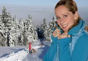 Tamina Kallert fährt ins Sauerland, wo es in diesem Winter Ski und Rodel gut über Wochen hieß. Über 57 Skigebiete hat das Sauerland, beliebt sind u.a. Neuastenberg und Alteastenberg. Wenn Frau Holle Pause macht, sorgen Skikanonen für die weiße Pracht.