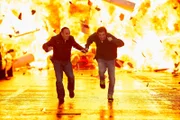 Semir (Erdogan Atalay, l.) und Paul (Daniel Roesner) versuchen sich vor der Explosion zu retten...