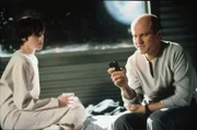 Michael Burr (Enrico Colantoni, r.) bereitet Kamala (Linnea Sharples, l.) auf ihre Reise zu einem fremden Planeten vor.